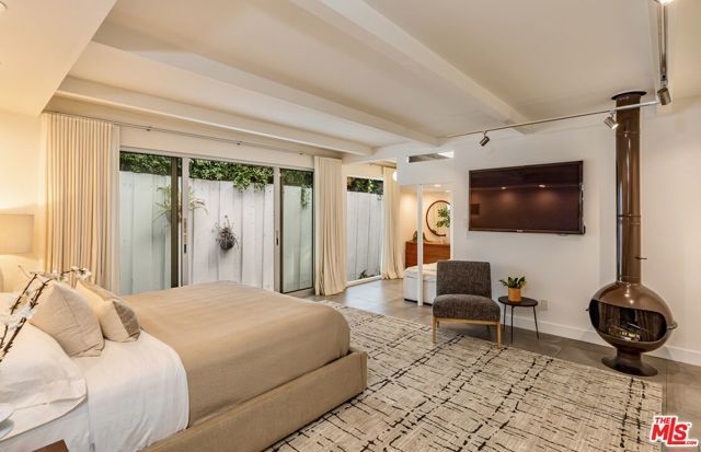 586 Lorna Lane, Los Angeles, CA 90049