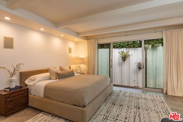 586 Lorna Lane, Los Angeles, CA 90049
