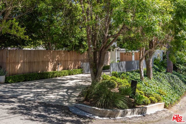 586 Lorna Lane, Los Angeles, CA 90049