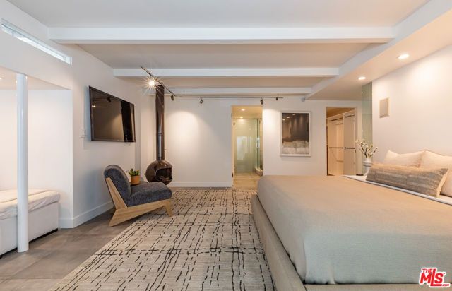 586 Lorna Lane, Los Angeles, CA 90049