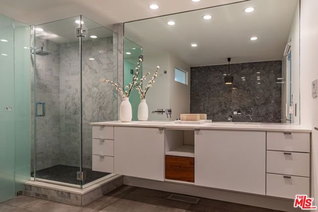 586 Lorna Lane, Los Angeles, CA 90049