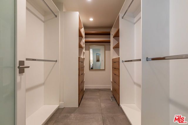 586 Lorna Lane, Los Angeles, CA 90049