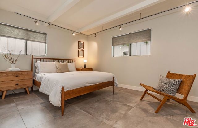 586 Lorna Lane, Los Angeles, CA 90049