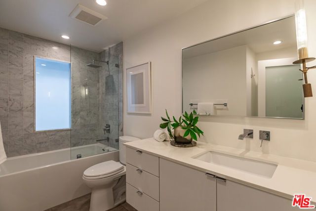 586 Lorna Lane, Los Angeles, CA 90049