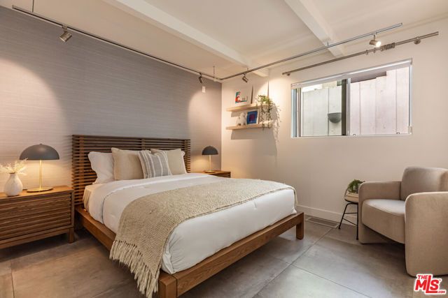 586 Lorna Lane, Los Angeles, CA 90049