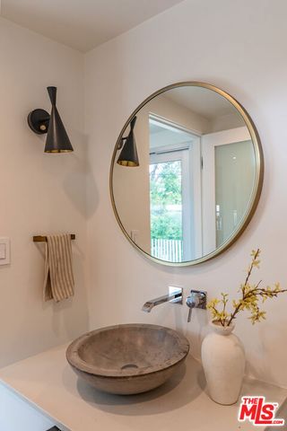 586 Lorna Lane, Los Angeles, CA 90049