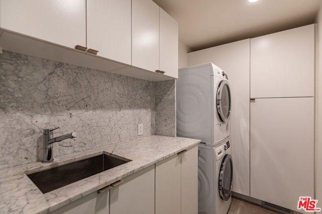 586 Lorna Lane, Los Angeles, CA 90049