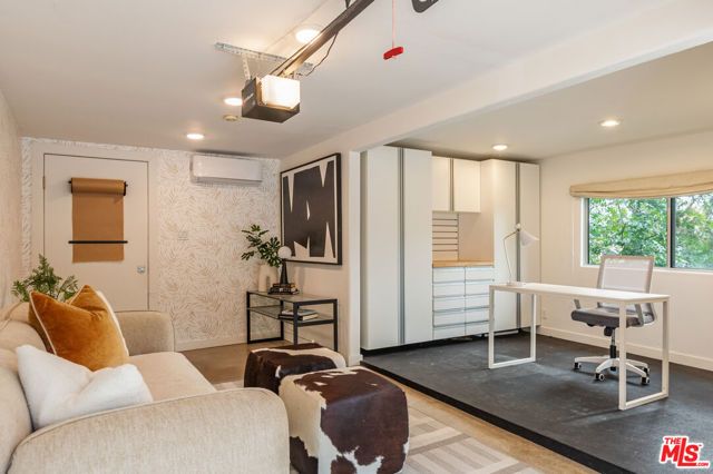 586 Lorna Lane, Los Angeles, CA 90049