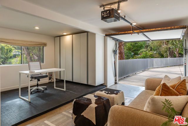 586 Lorna Lane, Los Angeles, CA 90049