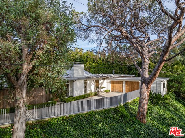 586 Lorna Lane, Los Angeles, CA 90049