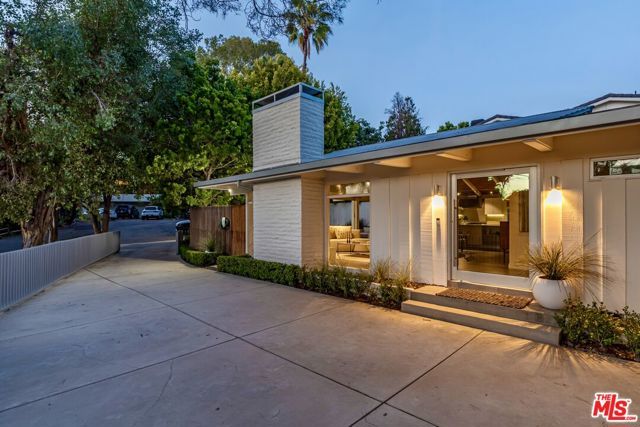 586 Lorna Lane, Los Angeles, CA 90049
