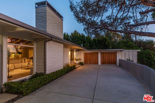 586 Lorna Lane, Los Angeles, CA 90049
