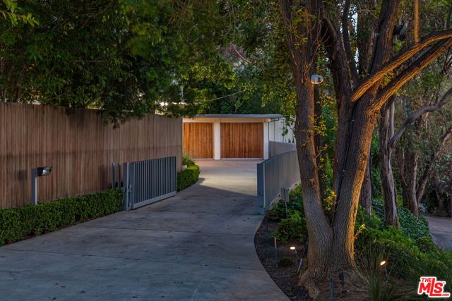 586 Lorna Lane, Los Angeles, CA 90049