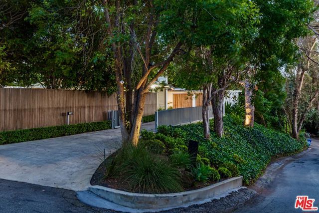 586 Lorna Lane, Los Angeles, CA 90049