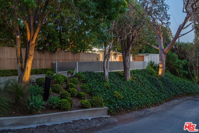 586 Lorna Lane, Los Angeles, CA 90049