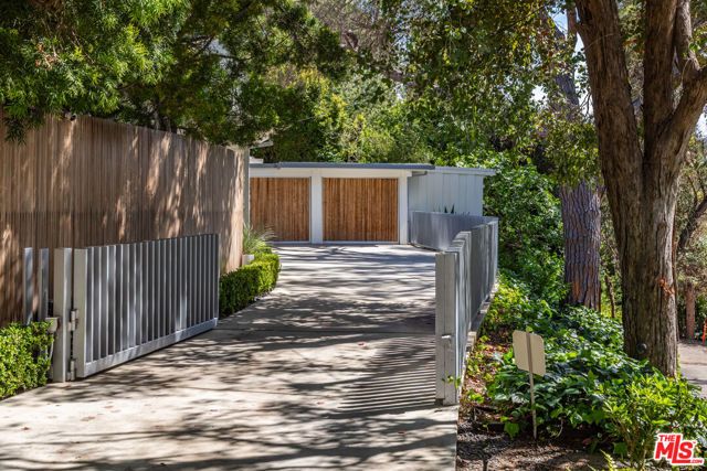 586 Lorna Lane, Los Angeles, CA 90049