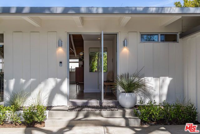 586 Lorna Lane, Los Angeles, CA 90049