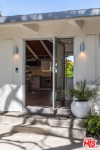 586 Lorna Lane, Los Angeles, CA 90049