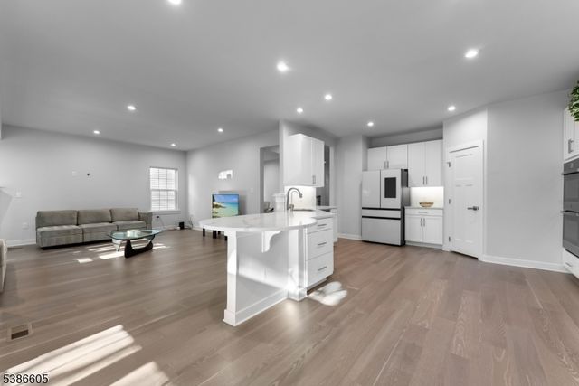 58 Oakwood Blvd, Union Twp., NJ 08827