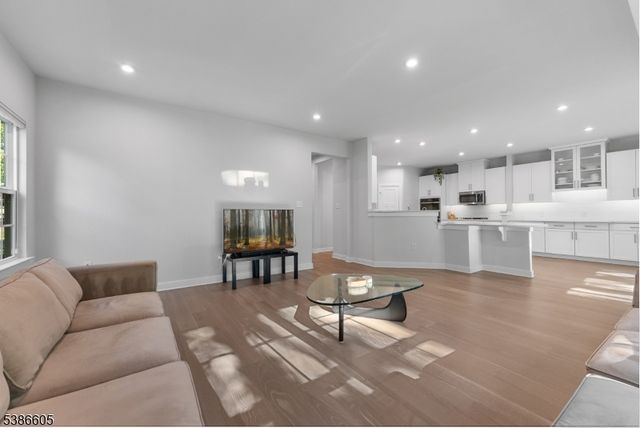 58 Oakwood Blvd, Union Twp., NJ 08827