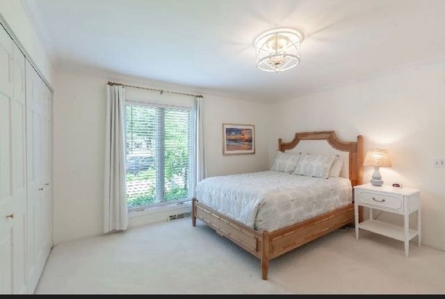 1010 Thunderbird Lane, Naperville, IL 60563