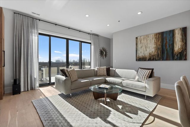 1767 W Rosehill Drive 403, Chicago, IL 60660