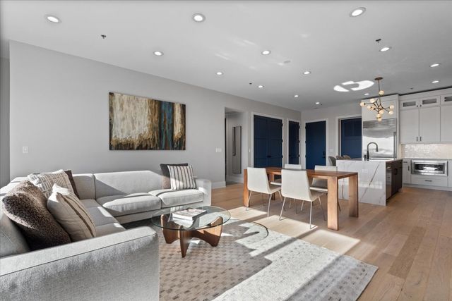 1767 W Rosehill Drive 403, Chicago, IL 60660