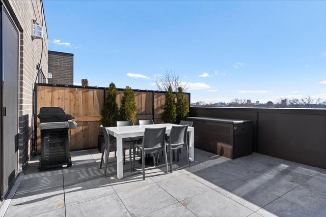 1767 W Rosehill Drive 403, Chicago, IL 60660