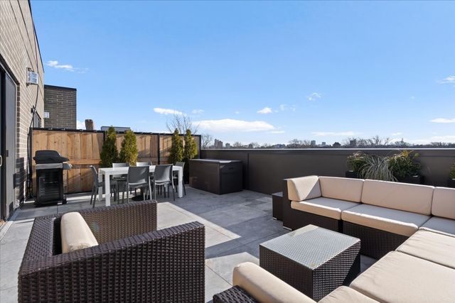 1767 W Rosehill Drive 403, Chicago, IL 60660