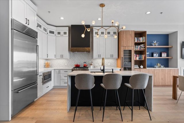 1767 W Rosehill Drive 403, Chicago, IL 60660