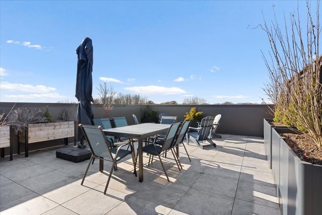 1767 W Rosehill Drive 403, Chicago, IL 60660