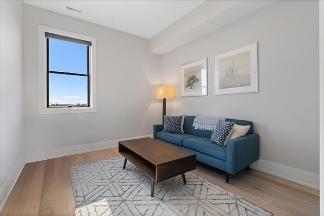 1767 W Rosehill Drive 403, Chicago, IL 60660