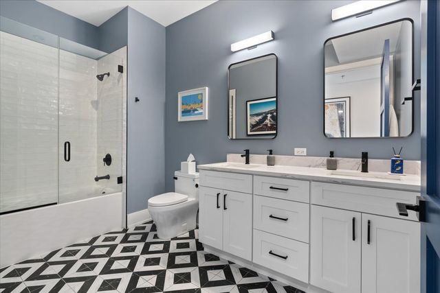 1767 W Rosehill Drive 403, Chicago, IL 60660