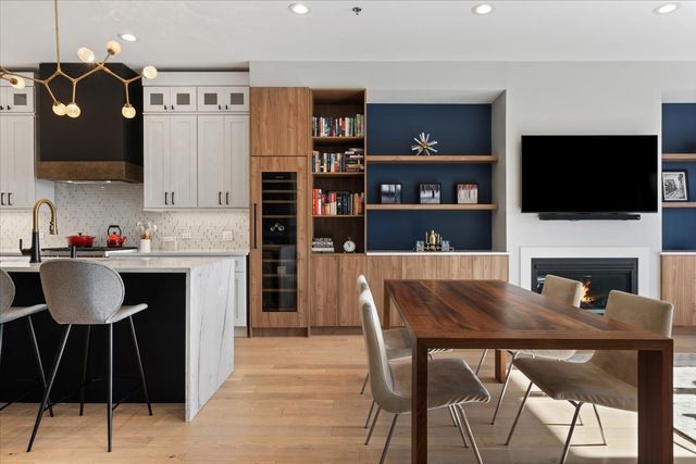 1767 W Rosehill Drive 403, Chicago, IL 60660