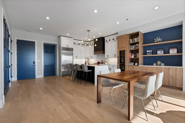 1767 W Rosehill Drive 403, Chicago, IL 60660