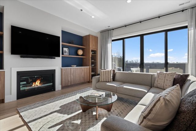 1767 W Rosehill Drive 403, Chicago, IL 60660