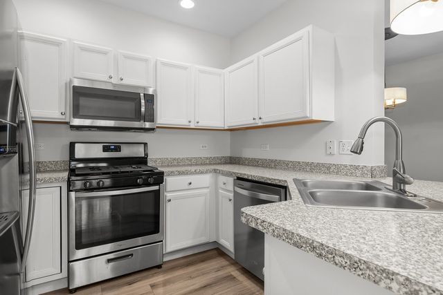 3299 Stratford Court 2A, Lake Bluff, IL 60044