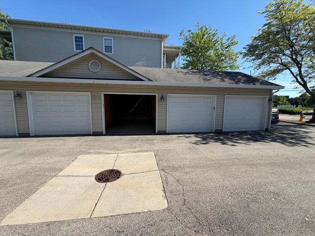 3299 Stratford Court 2A, Lake Bluff, IL 60044