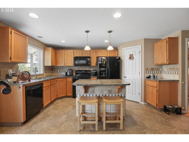 228 E 17TH Pl, La Center, WA 98629