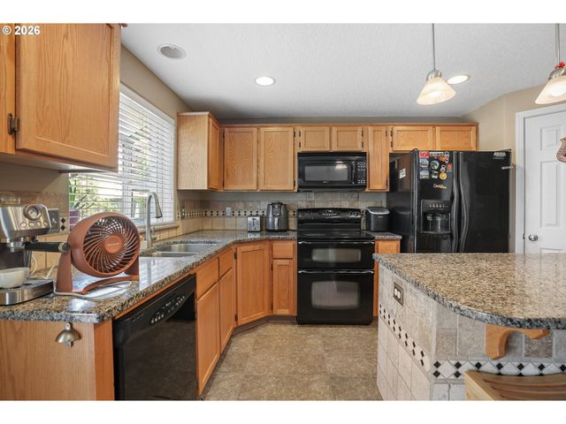 228 E 17TH Pl, La Center, WA 98629