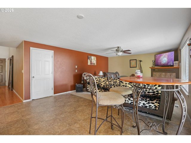 228 E 17TH Pl, La Center, WA 98629