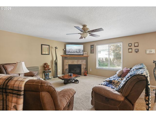 228 E 17TH Pl, La Center, WA 98629