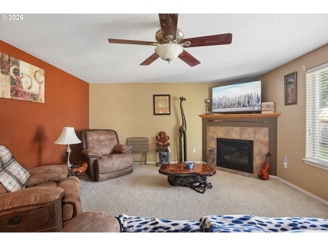 228 E 17TH Pl, La Center, WA 98629