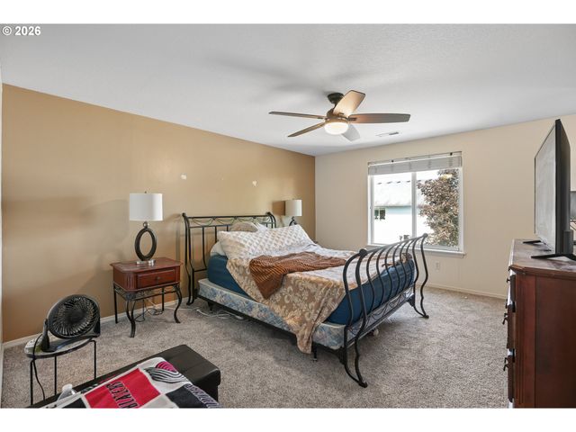 228 E 17TH Pl, La Center, WA 98629