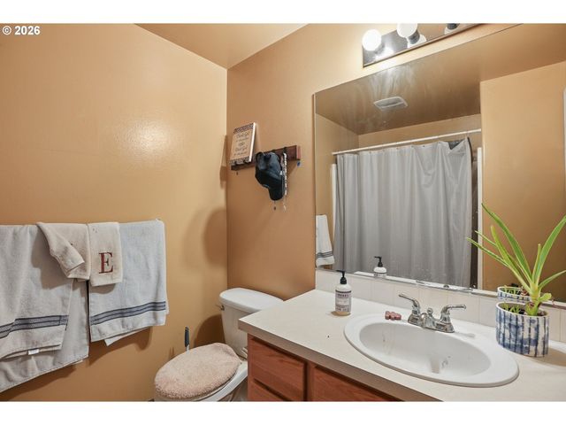 228 E 17TH Pl, La Center, WA 98629