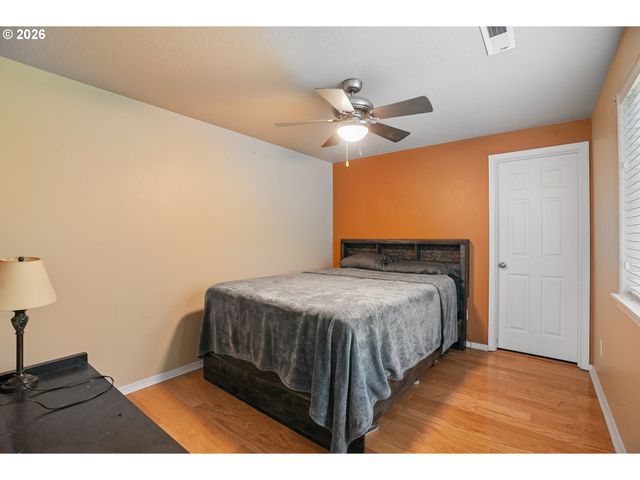 228 E 17TH Pl, La Center, WA 98629