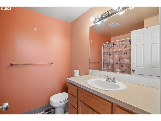 228 E 17TH Pl, La Center, WA 98629