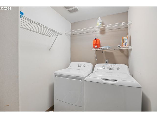 228 E 17TH Pl, La Center, WA 98629