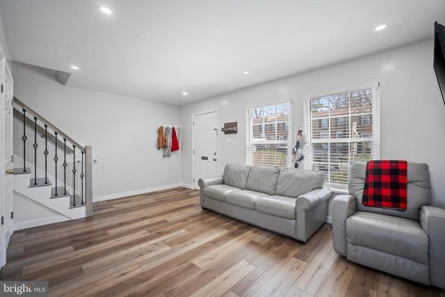 133 N BAYLOR DR, Sterling, VA 20164