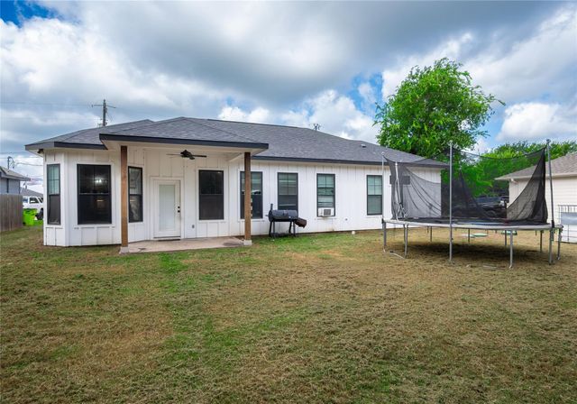 108 W Keomuku LN, Bastrop, TX 78602